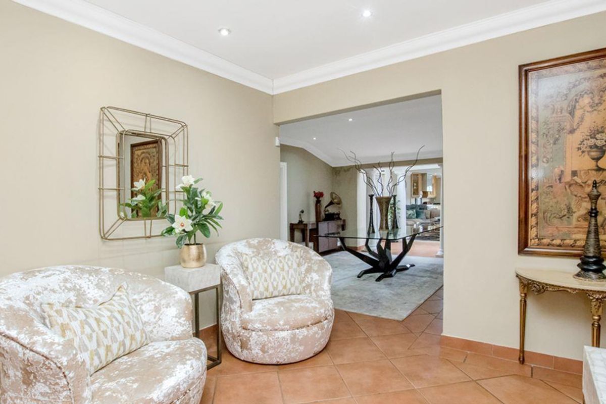 Beautiful modern home with 2 houses: 6 bedrooms, 6 bathrooms each plus 3 self contained flatlets. - Photo 3