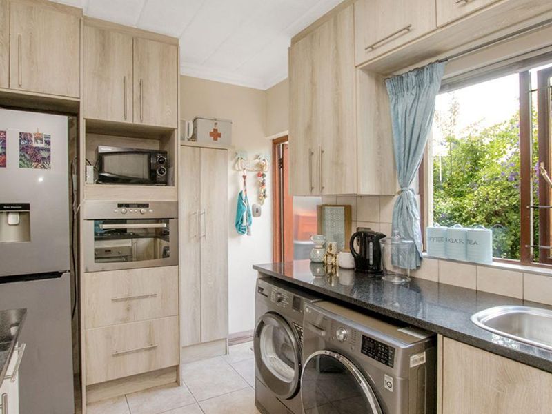 2 bedroom private garden unit in sought after estate in Jukskei Park - Photo 6