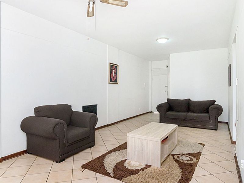 2 bedroom, 1.5 bathroom - Photo 2