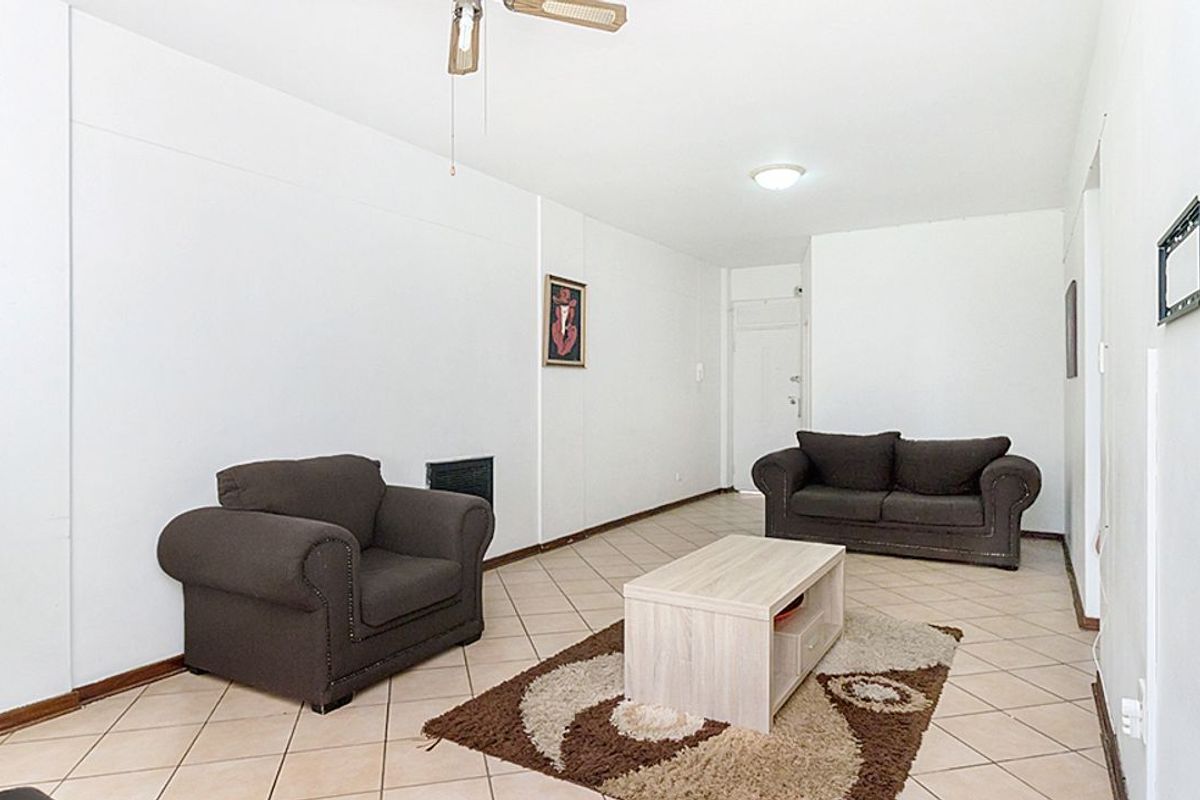 2 bedroom, 1.5 bathroom - Photo 2
