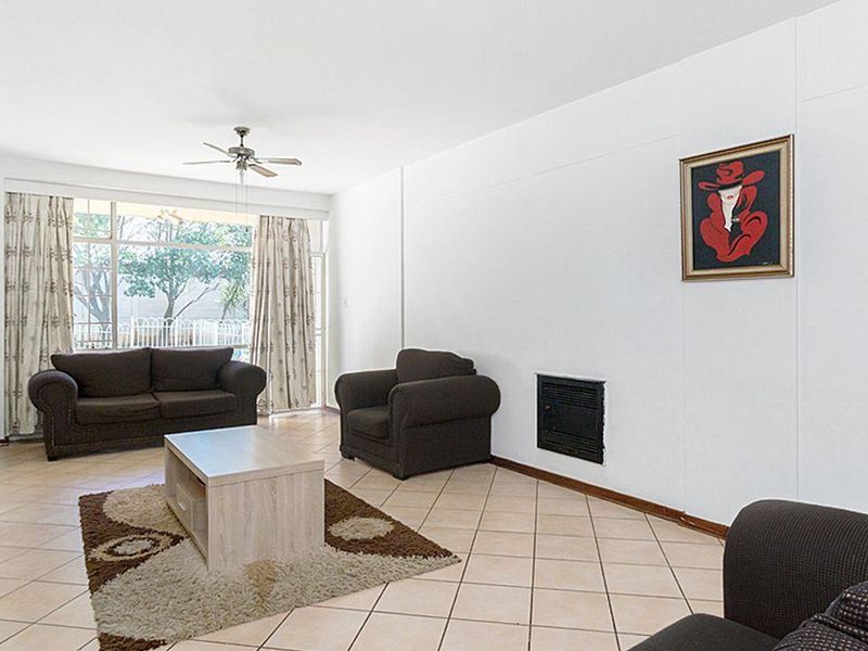 2 bedroom, 1.5 bathroom - Photo 3