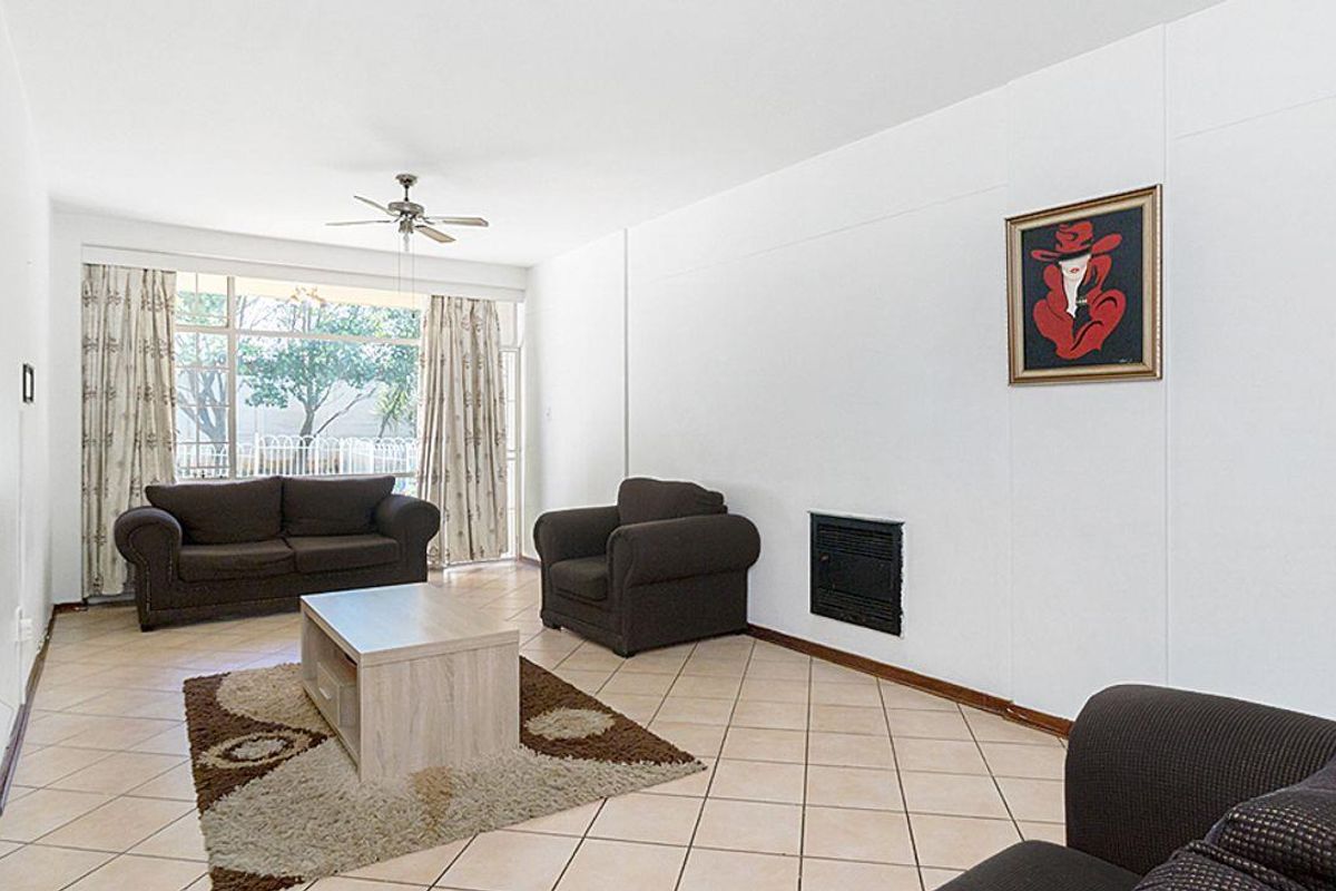 2 bedroom, 1.5 bathroom - Photo 3