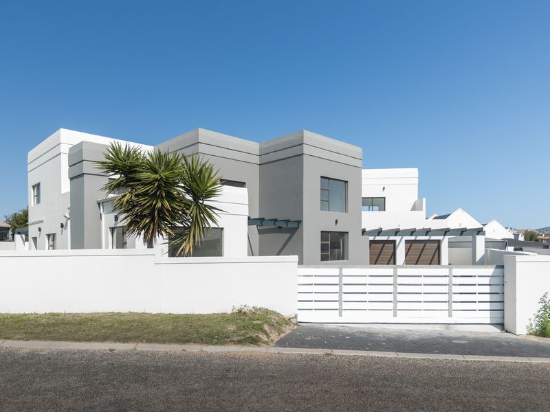 An Exceptionally Spacious, Fully Renovated Family Retreat in Myburgh Park - Photo 7