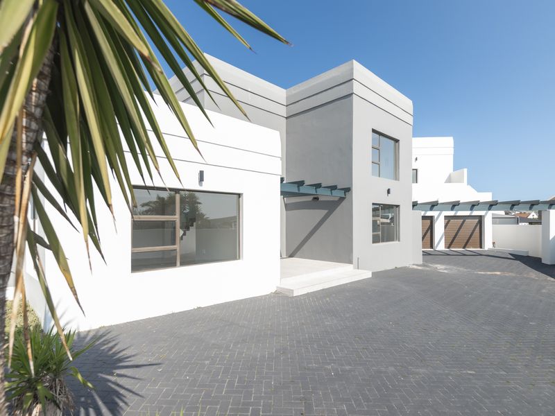 An Exceptionally Spacious, Fully Renovated Family Retreat in Myburgh Park - Photo 2