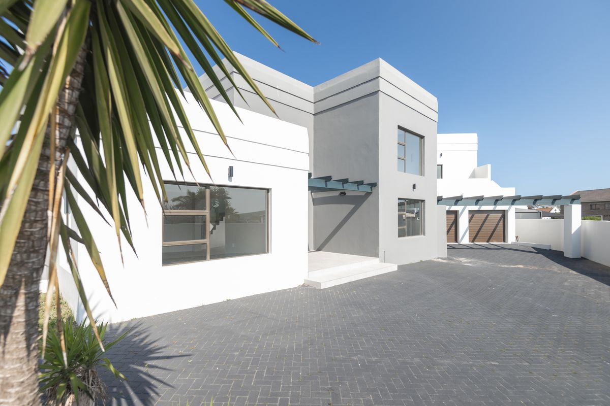 An Exceptionally Spacious, Fully Renovated Family Retreat in Myburgh Park - Photo 2