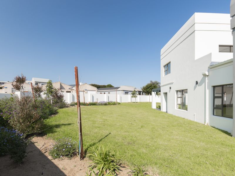 An Exceptionally Spacious, Fully Renovated Family Retreat in Myburgh Park - Photo 5