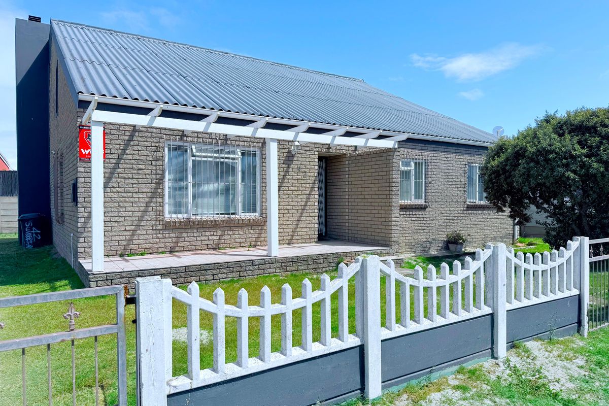 Spacious 3.5 Bedroom home in Langebaan —perfect for coastal getaways or long term investment! - Photo 2