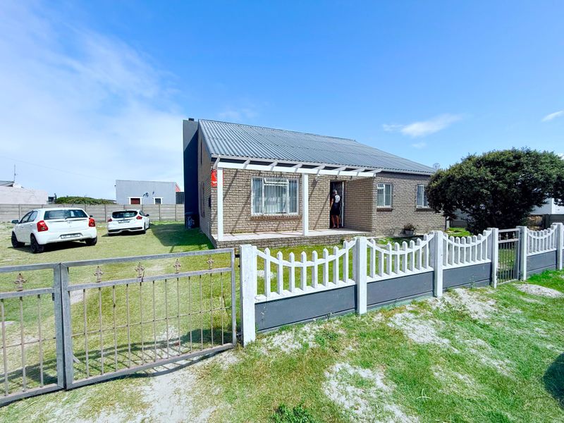 Spacious 3.5 Bedroom home in Langebaan —perfect for coastal getaways or long term investment! - Photo 5