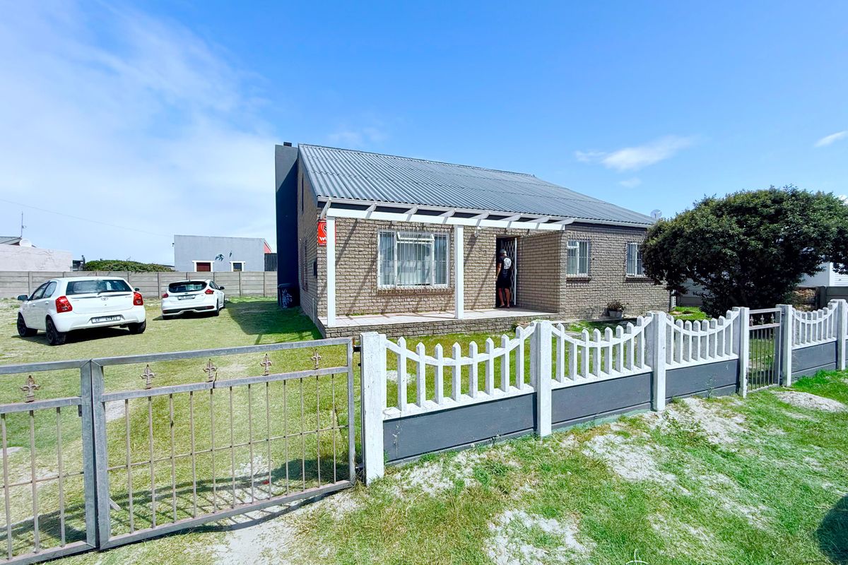 Spacious 3.5 Bedroom home in Langebaan —perfect for coastal getaways or long term investment! - Photo 5