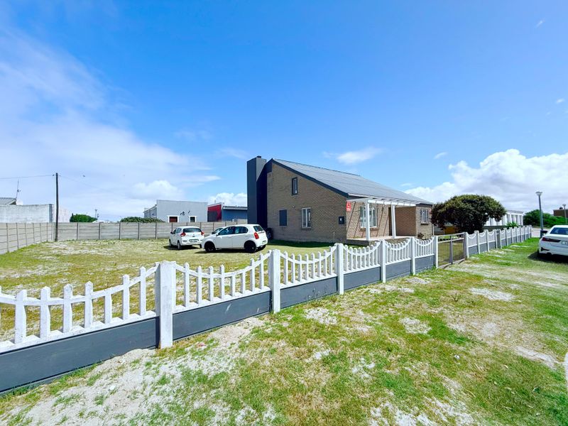 Spacious 3.5 Bedroom home in Langebaan —perfect for coastal getaways or long term investment! - Photo 4