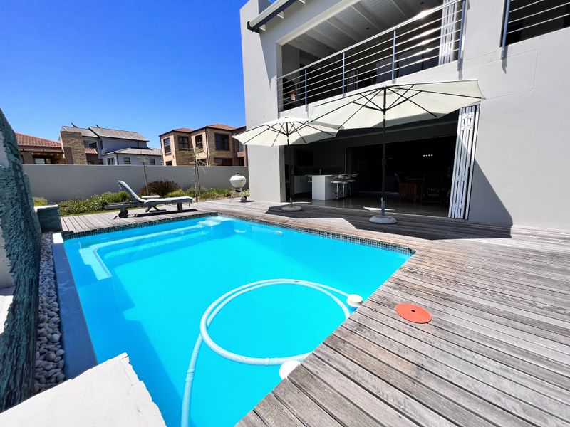 Amazing 4 Bedroom Home with Spectacular Lagoon Views. - Photo 1