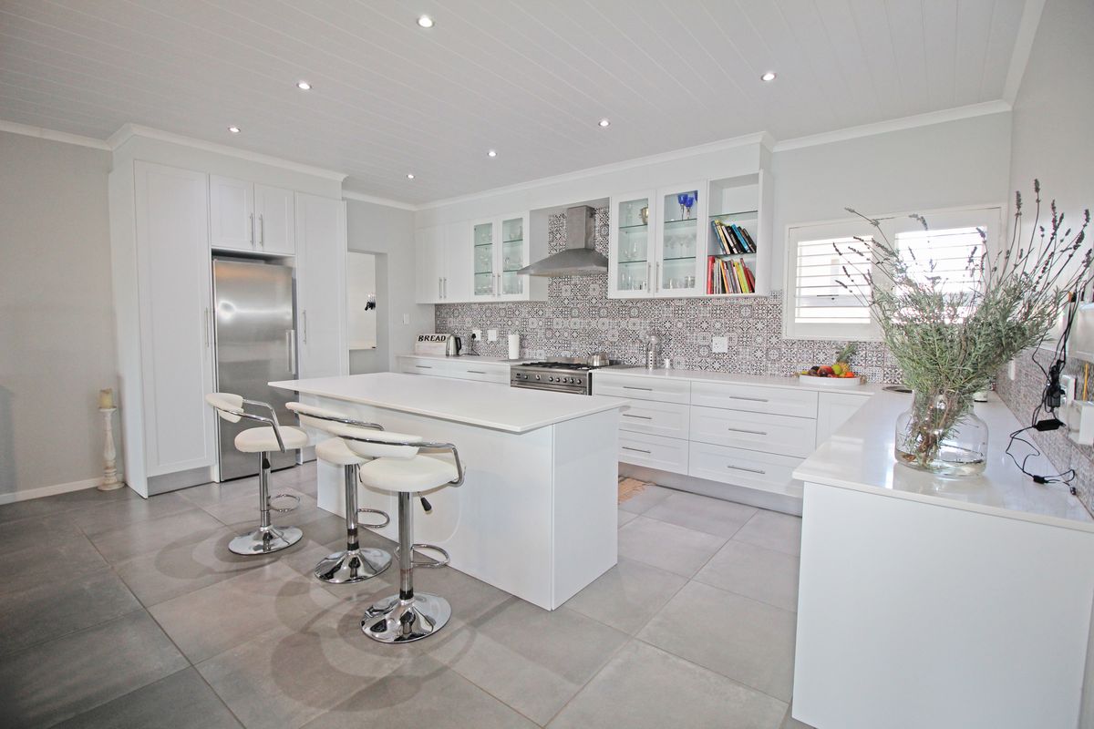 Amazing 4 Bedroom Home Just Listed. - Photo 5