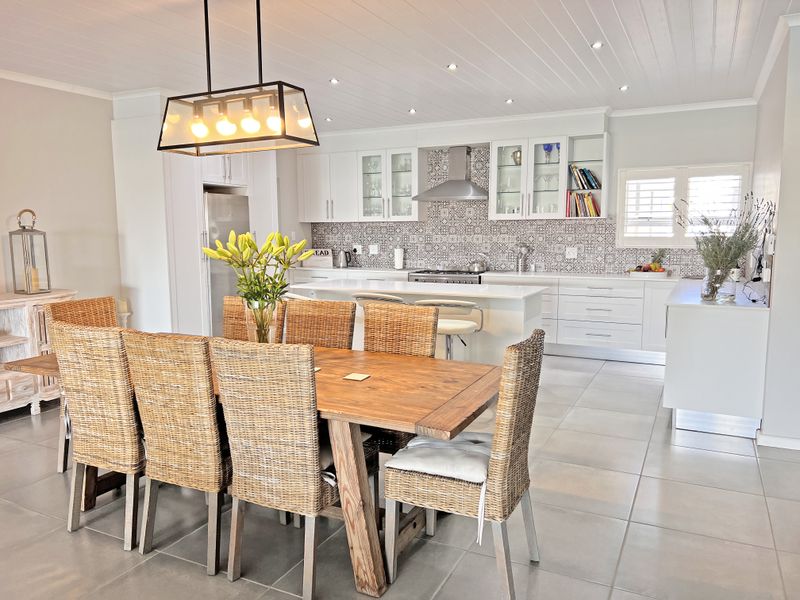 Amazing 4 Bedroom Home Just Listed. - Photo 9