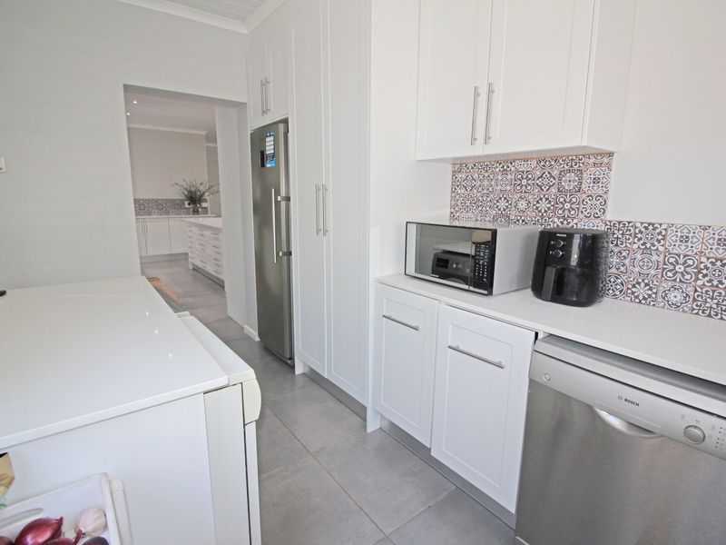 Amazing 4 Bedroom Home Just Listed. - Photo 8