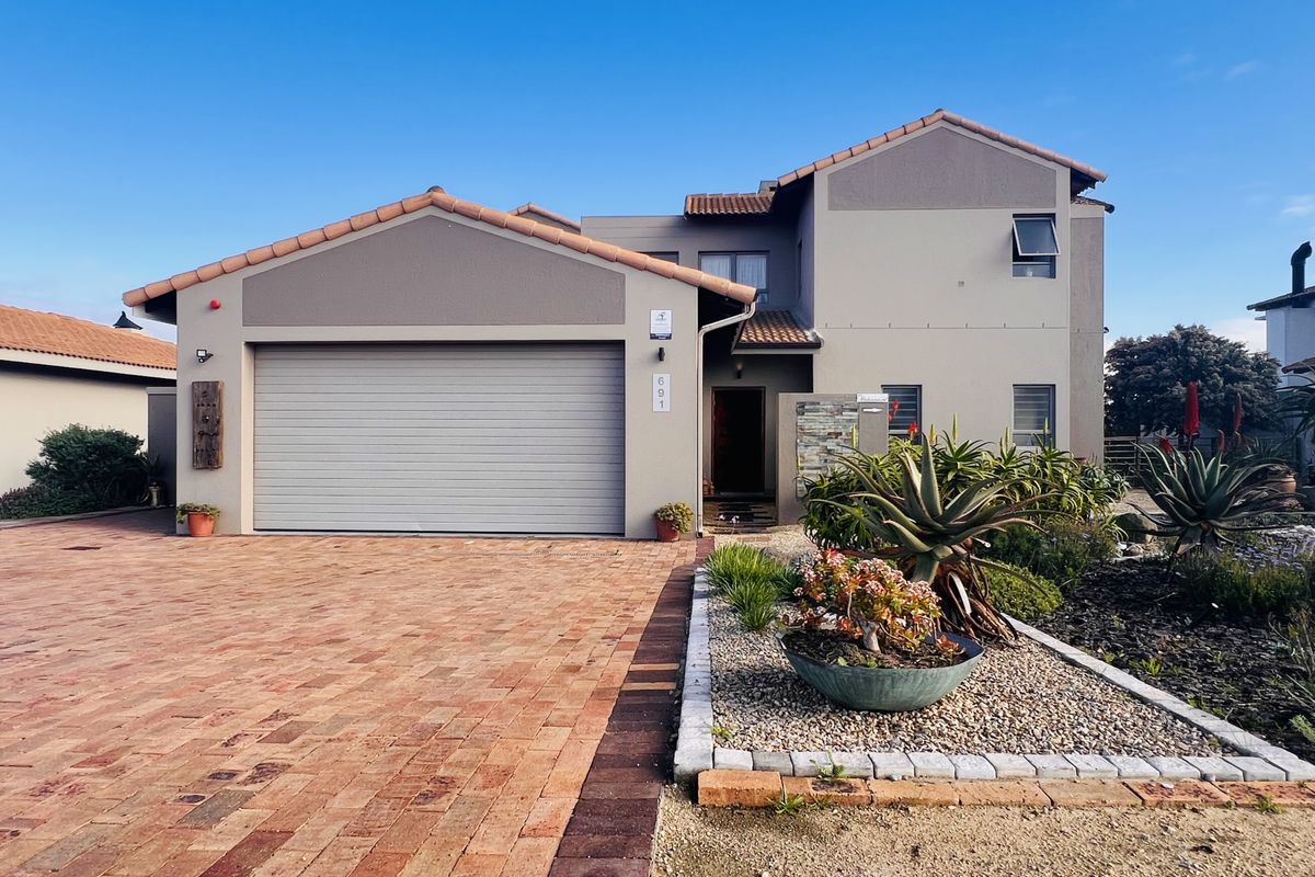 Golf Course Luxury Meets Everyday Comfort in Langebaan Country Estate - Photo 2