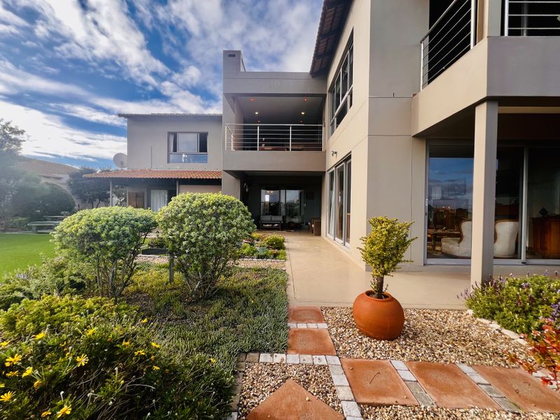 Golf Course Luxury Meets Everyday Comfort in Langebaan Country Estate - Photo 3