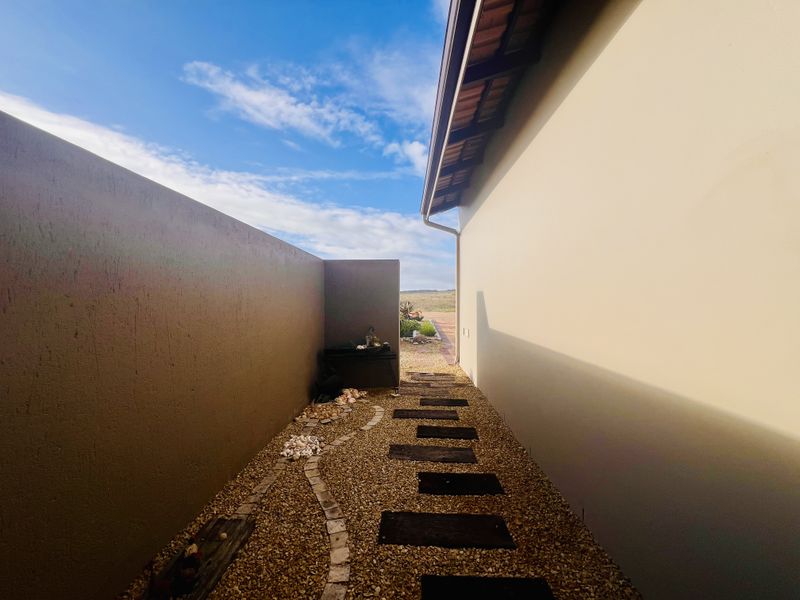 Golf Course Luxury Meets Everyday Comfort in Langebaan Country Estate - Photo 7