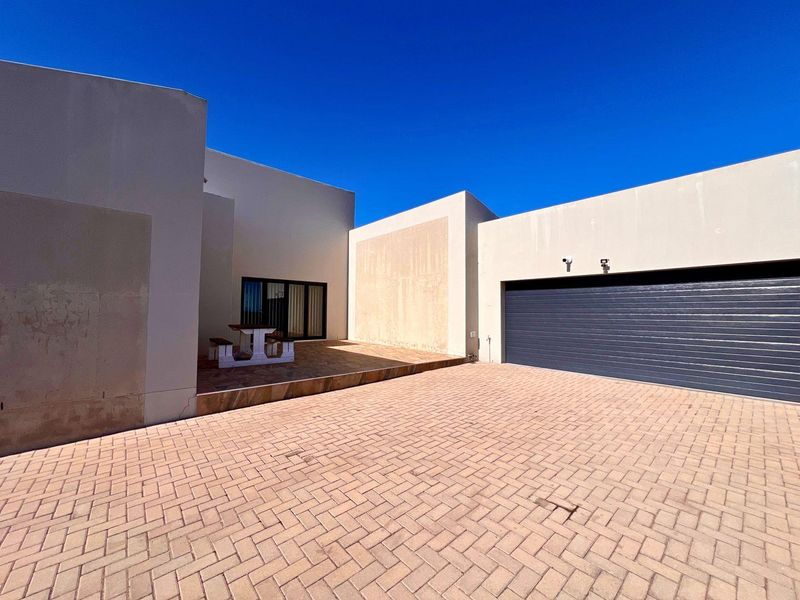 Rare Gem:    Single Story Dual-Living Family Home with Income Potential – Myburgh Park, Langebaan - Photo 3