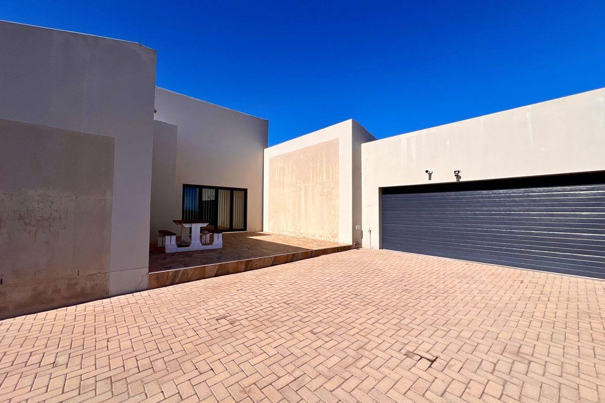 Rare Gem:    Single Story Dual-Living Family Home with Income Potential – Myburgh Park, Langebaan - Photo 3