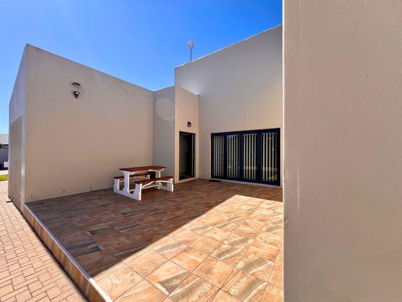 Rare Gem:    Single Story Dual-Living Family Home with Income Potential – Myburgh Park, Langebaan - Photo 4