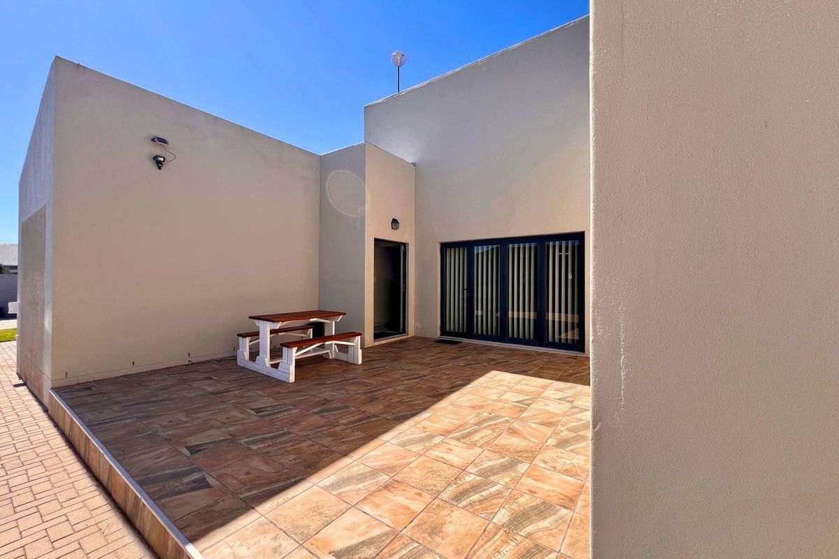 Rare Gem:    Single Story Dual-Living Family Home with Income Potential – Myburgh Park, Langebaan - Photo 4