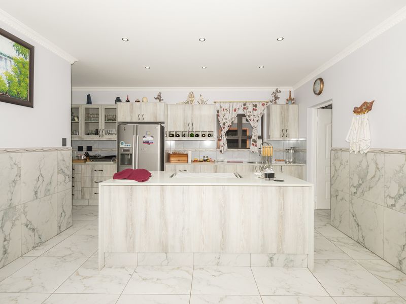 Modern Luxury 100m from the Mashie GOLF Course, Immaculate 3 Bed Single-Storey Home with Flatlet. - Photo 9