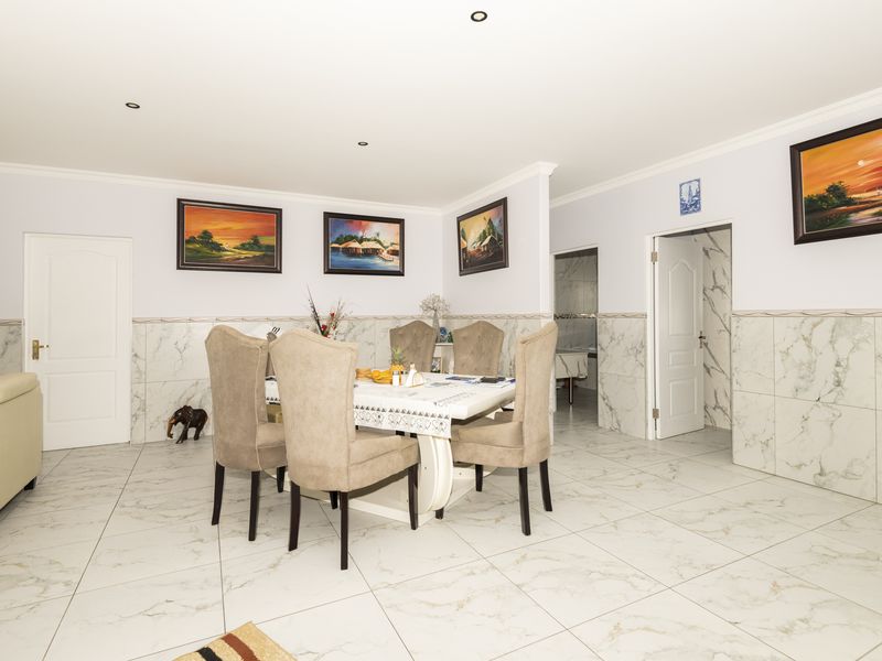 Modern Luxury 100m from the Mashie GOLF Course, Immaculate 3 Bed Single-Storey Home with Flatlet. - Photo 7