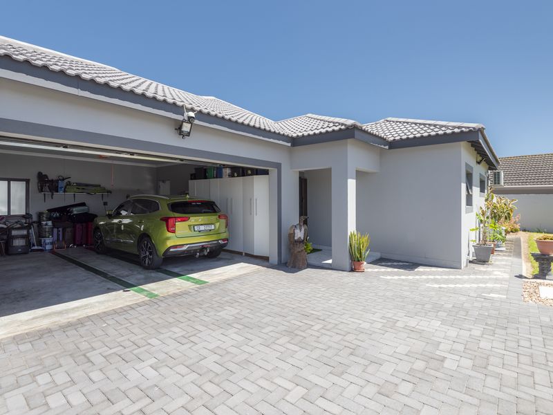 Modern Luxury 100m from the Mashie GOLF Course, Immaculate 3 Bed Single-Storey Home with Flatlet. - Photo 3