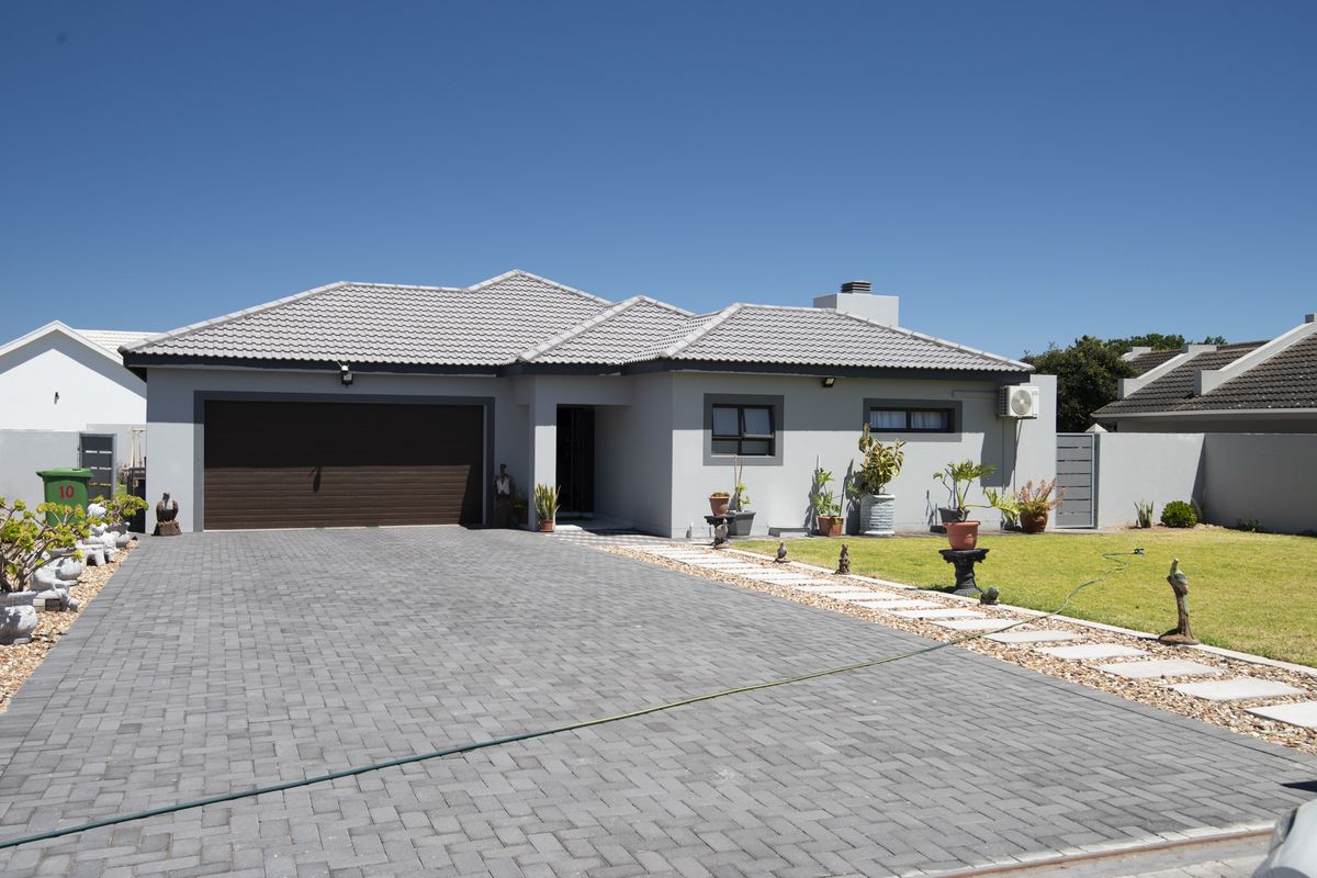 Modern Luxury 100m from the Mashie GOLF Course, Immaculate 3 Bed Single-Storey Home with Flatlet. - Photo 2