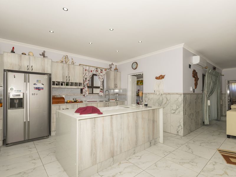 Modern Luxury 100m from the Mashie GOLF Course, Immaculate 3 Bed Single-Storey Home with Flatlet. - Photo 8