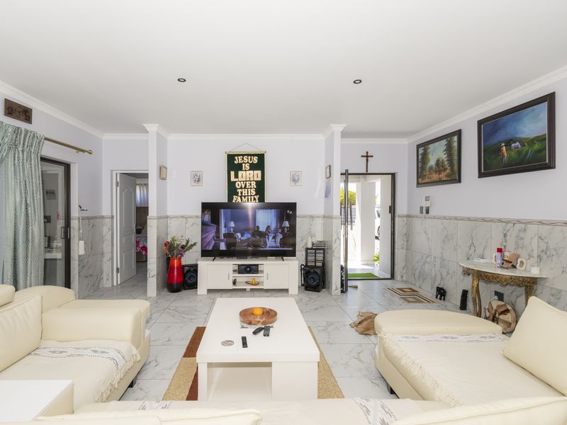 Modern Luxury 100m from the Mashie GOLF Course, Immaculate 3 Bed Single-Storey Home with Flatlet. - Photo 6