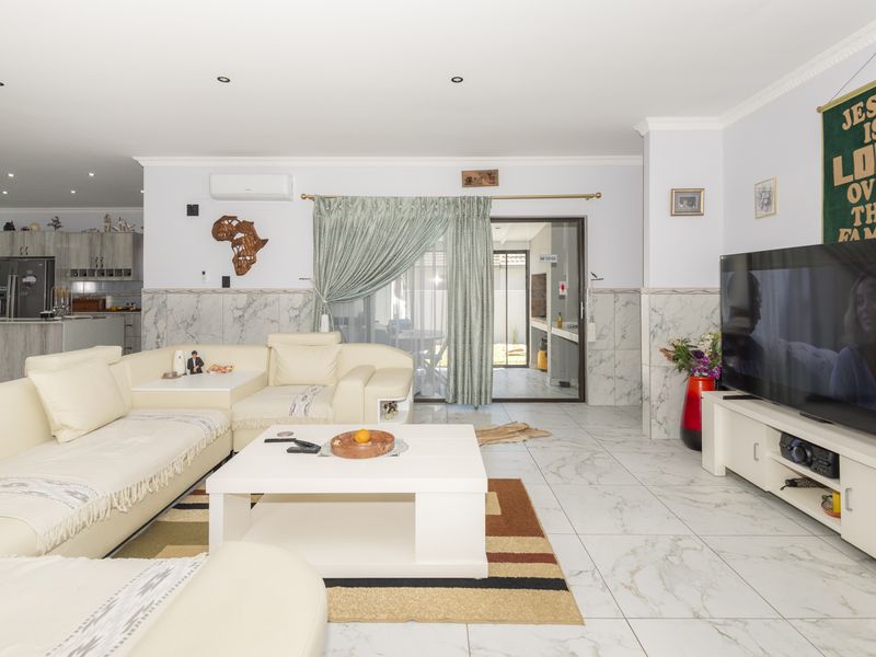 Modern Luxury 100m from the Mashie GOLF Course, Immaculate 3 Bed Single-Storey Home with Flatlet. - Photo 4