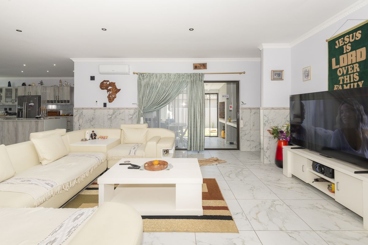 Modern Luxury 100m from the Mashie GOLF Course, Immaculate 3 Bed Single-Storey Home with Flatlet. - Photo 4