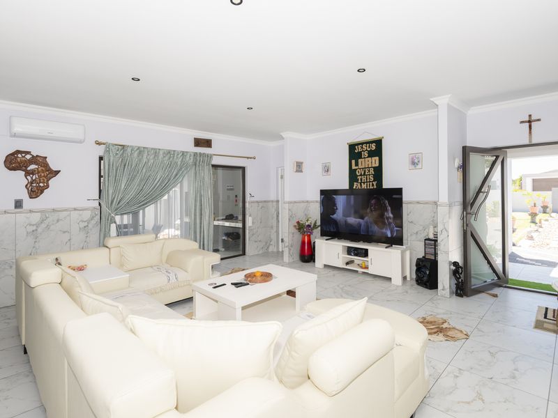 Modern Luxury 100m from the Mashie GOLF Course, Immaculate 3 Bed Single-Storey Home with Flatlet. - Photo 5