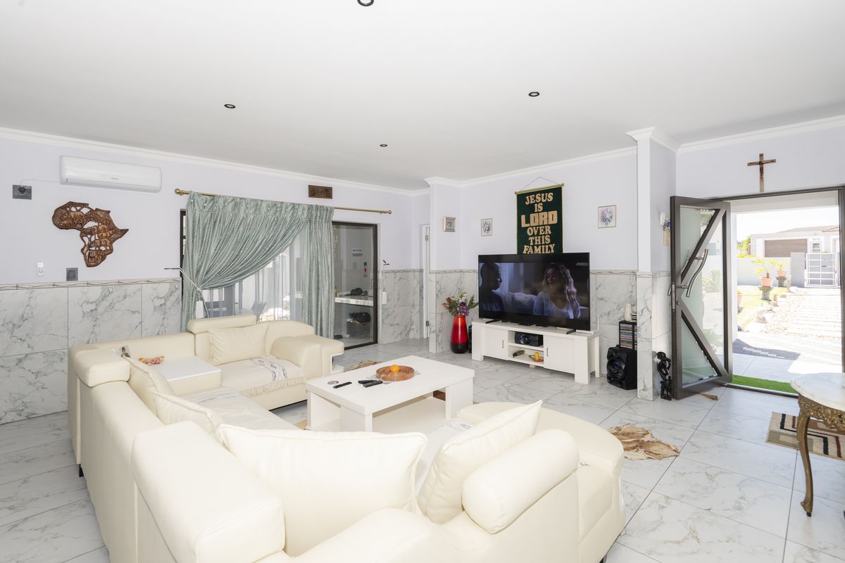 Modern Luxury 100m from the Mashie GOLF Course, Immaculate 3 Bed Single-Storey Home with Flatlet. - Photo 5