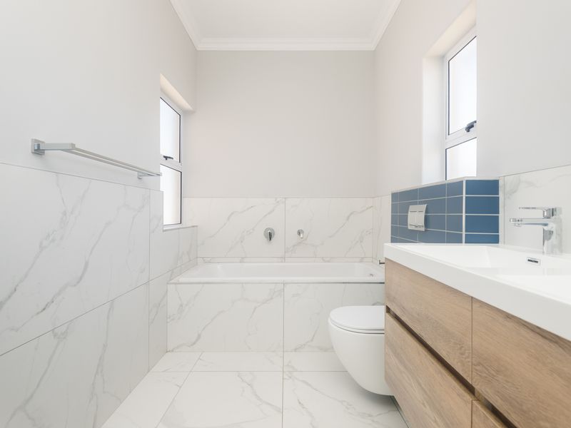 Brand New. Fairway views. 4 Bed - Photo 4