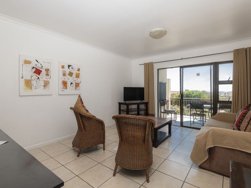 Tranquil First-Floor Apartment with Lagoon Views & Double Garage - Photo 7