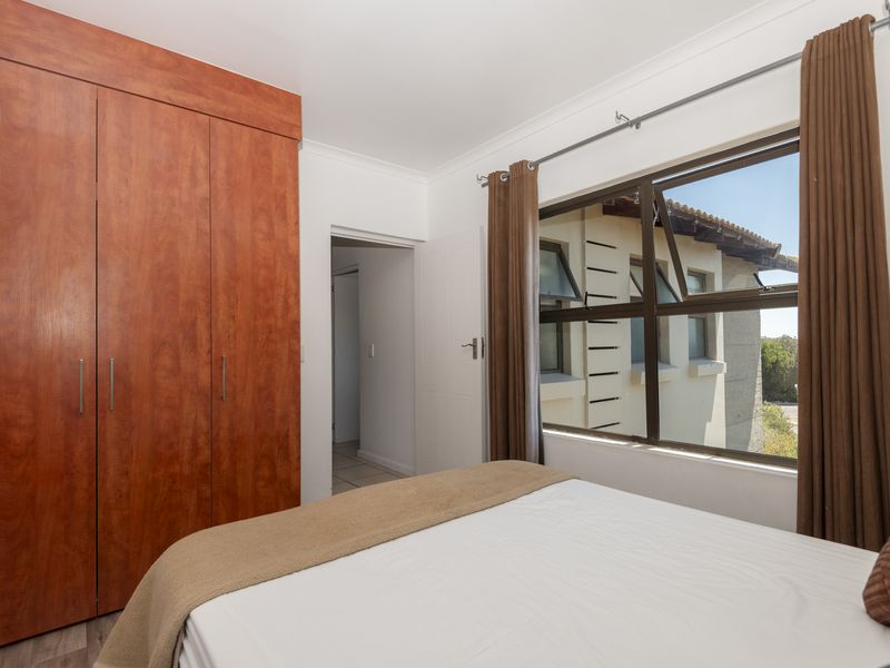 Tranquil First-Floor Apartment with Lagoon Views & Double Garage - Photo 10