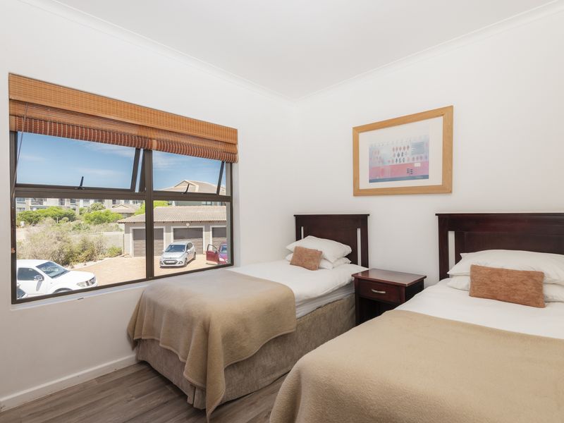 Tranquil First-Floor Apartment with Lagoon Views & Double Garage - Photo 9