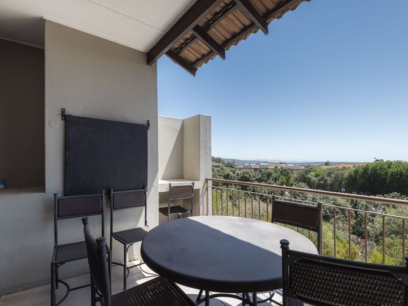 Tranquil First-Floor Apartment with Lagoon Views & Double Garage - Photo 4