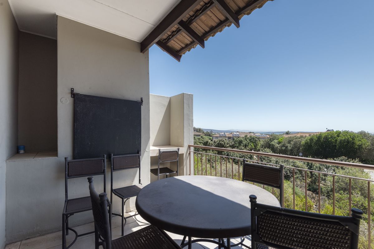 Tranquil First-Floor Apartment with Lagoon Views & Double Garage - Photo 4