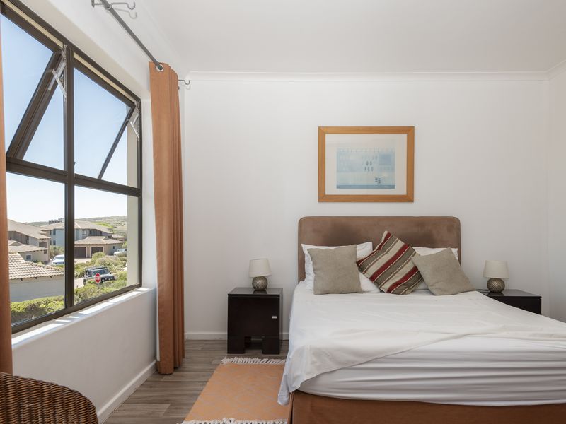 Tranquil First-Floor Apartment with Lagoon Views & Double Garage - Photo 3