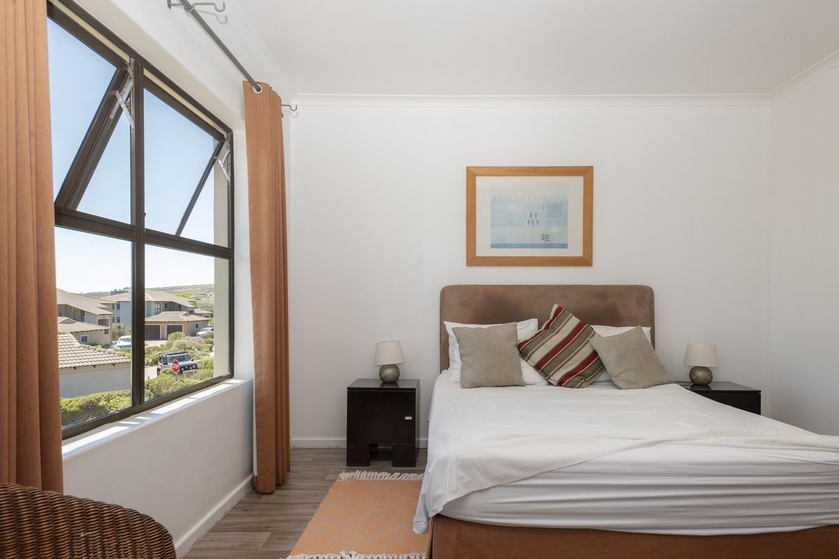 Tranquil First-Floor Apartment with Lagoon Views & Double Garage - Photo 3