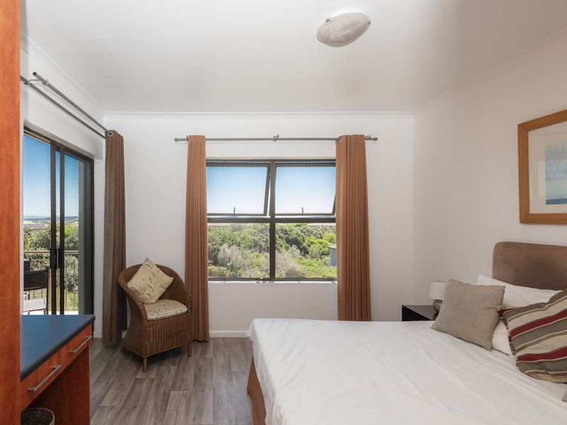 Tranquil First-Floor Apartment with Lagoon Views & Double Garage - Photo 2