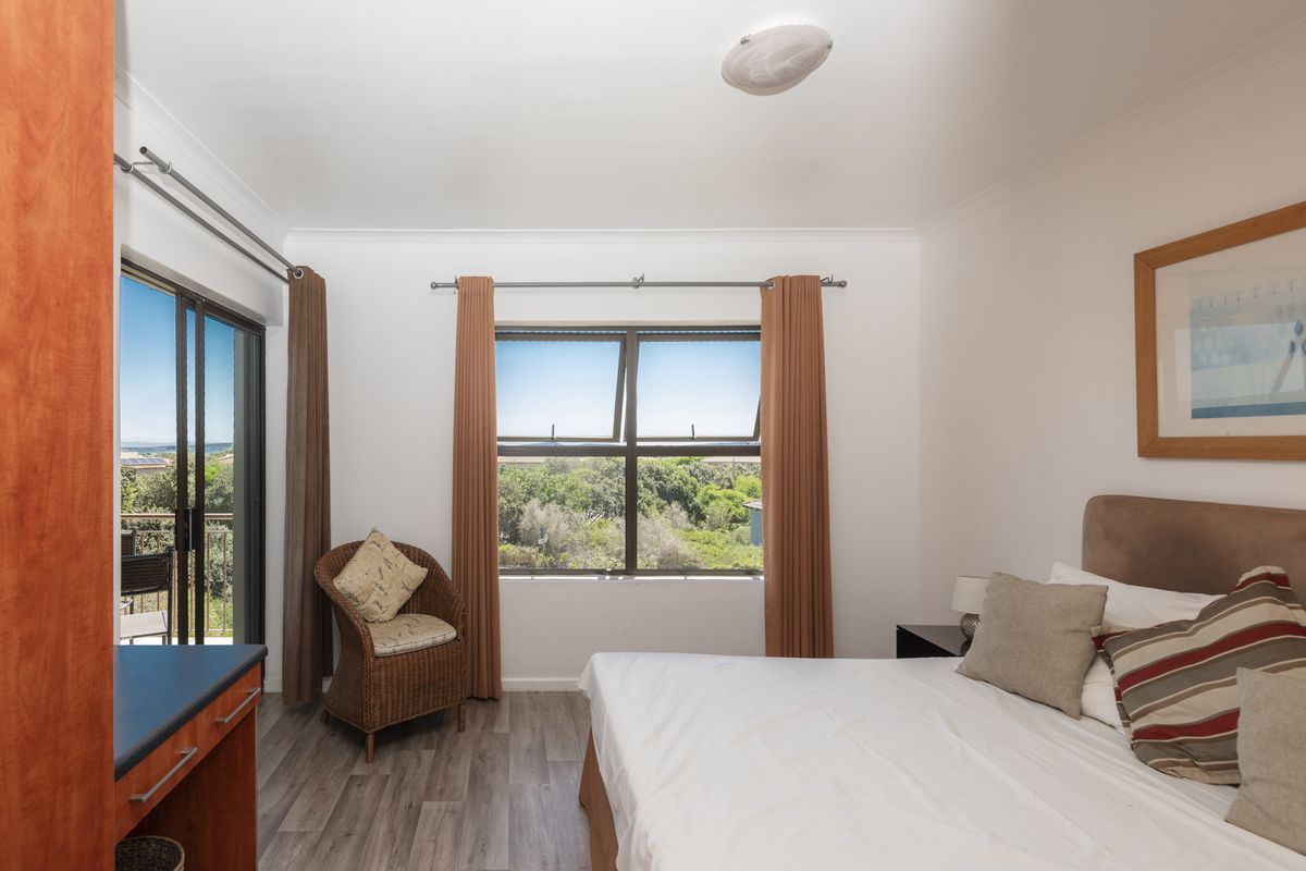 Tranquil First-Floor Apartment with Lagoon Views & Double Garage - Photo 2