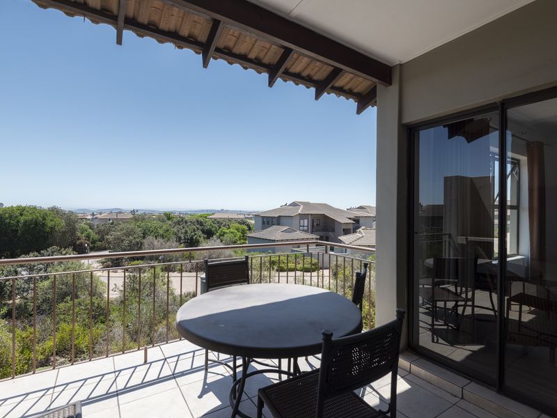 Tranquil First-Floor Apartment with Lagoon Views & Double Garage - Photo 5