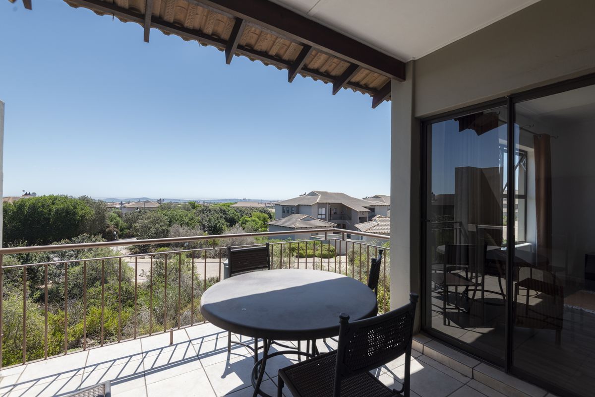 Tranquil First-Floor Apartment with Lagoon Views & Double Garage - Photo 5