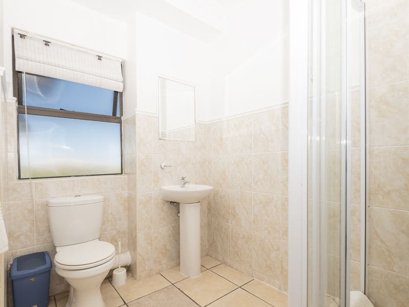 Bright North-Facing First-Floor Apartment - Photo 10