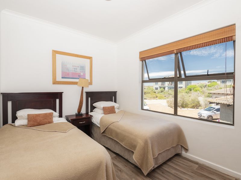 Bright North-Facing First-Floor Apartment - Photo 9