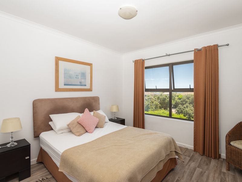 Bright North-Facing First-Floor Apartment - Photo 8